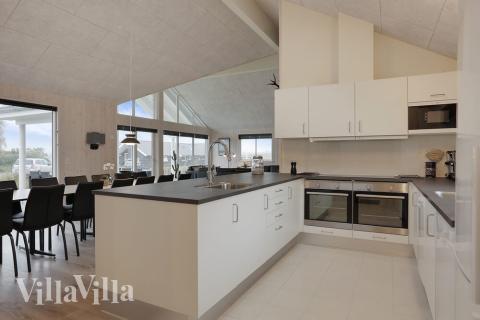 Köket i lyxstuga nr 392 är utrustat så att ni kan laga mat till 18 personer.