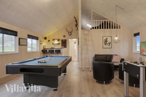 Lyxstuga 392 för 18 personer har ett stort aktivitetsrum med bl.a. biljard och dart