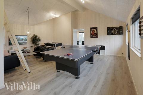 Förutom de många timmar som du kan tillbringa i stugans poolavdelning erbjuder lyxstuga 392 även biljard, bordtennis och dart