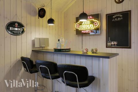 Den härliga sommarstugan bjuder bland annat på en bar som denna i lyxstuga 392 i Fyn och öar