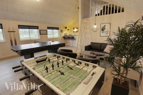 Aktivitetsrum i lyxstuga nr 392 med 7 sovrum och plats för 18 personer.