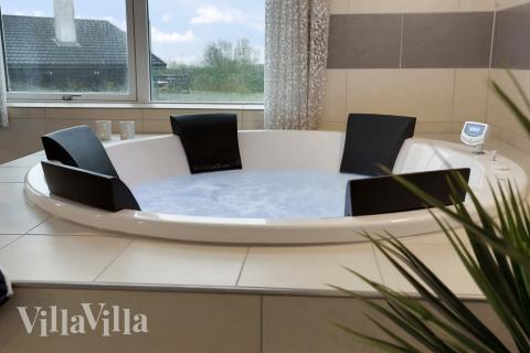 Njut av spabadets värme i lyxstuga nr 392 i Fyn och öar