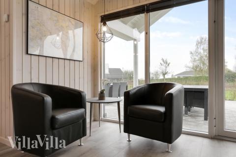 Vardagsrummet i lyxstuga nr. 392 har plats för 18 personer.