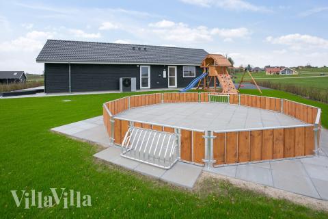 Till den trevliga sommarstugan nr 392 i Fyn och öar erbjuds en mängd utomhusaktiviteter, t.ex. lektorn och gungor