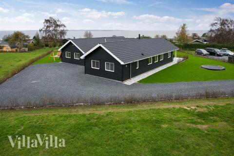 Den tjusiga sommarstugan nr 392 med gott om plats för upp till 18 personer