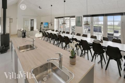 Ni kan sitta 26 personer tillsammans i vardagsrummet när ni besöker lyxhus nr 415 i Fyn och öar.