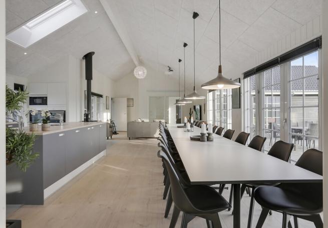Det stora ljusa vardagsrummet i lyxstuga nr 415 för 26.