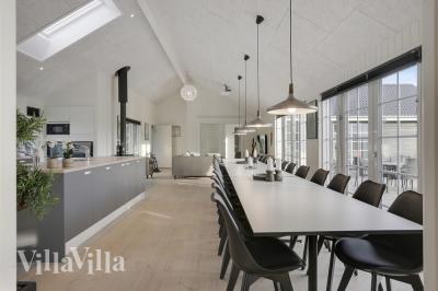 Det stora ljusa vardagsrummet i lyxstuga nr 415 för 26.