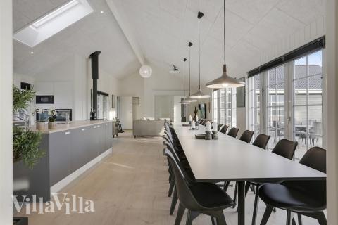 Det stora ljusa vardagsrummet i lyxstuga nr 415 för 26.