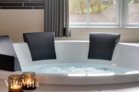 Njut av spabadets värme i lyxstuga nr 415 i Fyn och öar