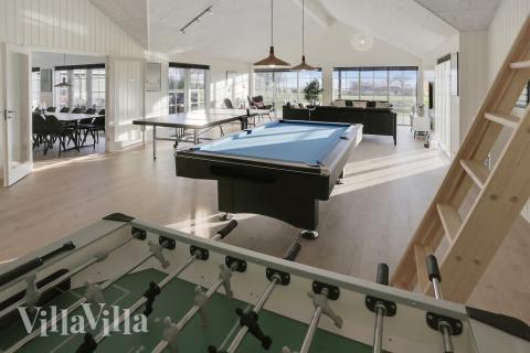 Förutom de många timmar som du kan tillbringa i stugans poolavdelning erbjuder lyxstuga 415 även biljard, bordtennis och dart