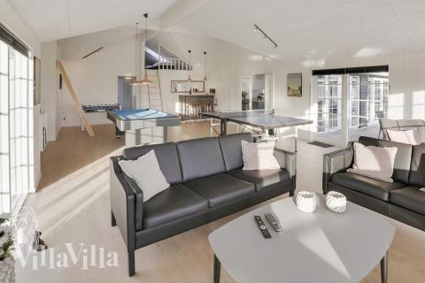 Lyxstuga 415 för 26 personer har ett stort aktivitetsrum med bl.a. biljard och dart