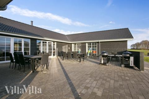 Lyxstuga nr 415 har en härlig terrass med sköna trädgårdsmöbler för 26 personer.