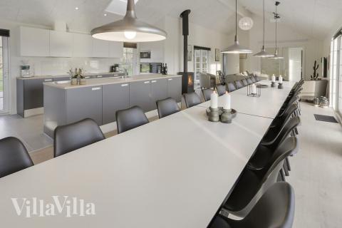 Vardagsrummet i lyxstuga nr. 415 har plats för 26 personer.