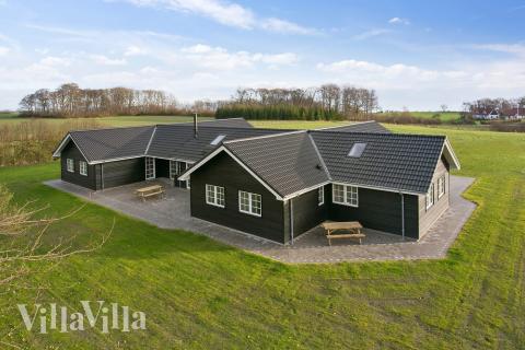 Den tjusiga sommarstugan nr 415 med gott om plats för upp till 26 personer