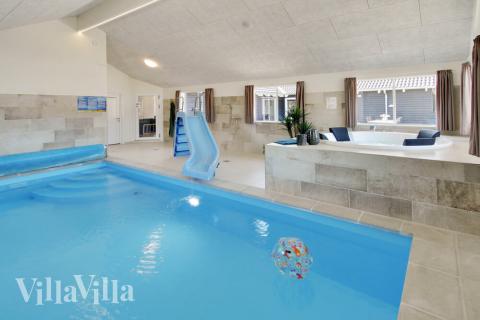 Sommarstuga 410 är inredd med en smakfull poolavdelning som har vattenrutschbana, ett stort inbyggt spapad och bastu