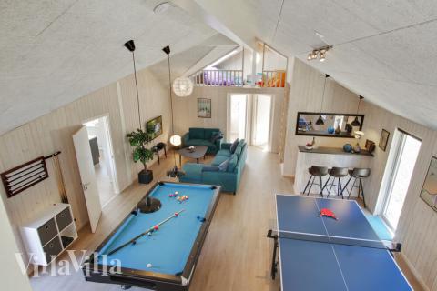 Aktivitetsrum i lyxstuga nr 410 med 8 sovrum och plats för 20 personer.