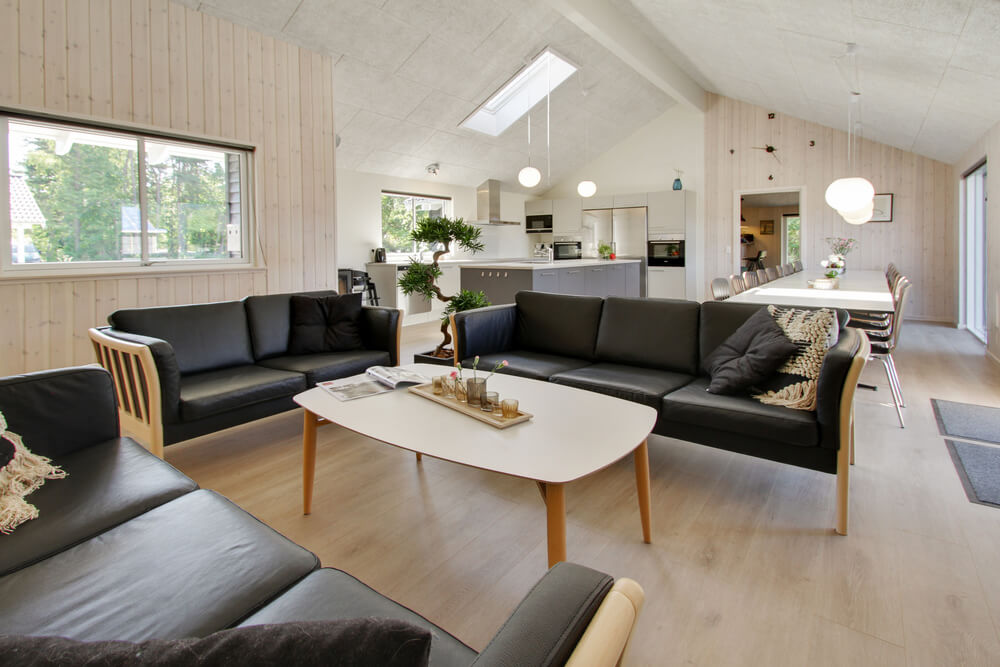 Det stora ljusa vardagsrummet i lyxstuga nr 410 för 20.
