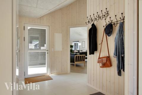 Den rymliga entrén i lyxstuga nr 410 i Nordsjälland