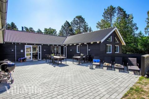 Njut av en grillkväll på terrassen i lyxstuga nr 410 i Nordsjälland