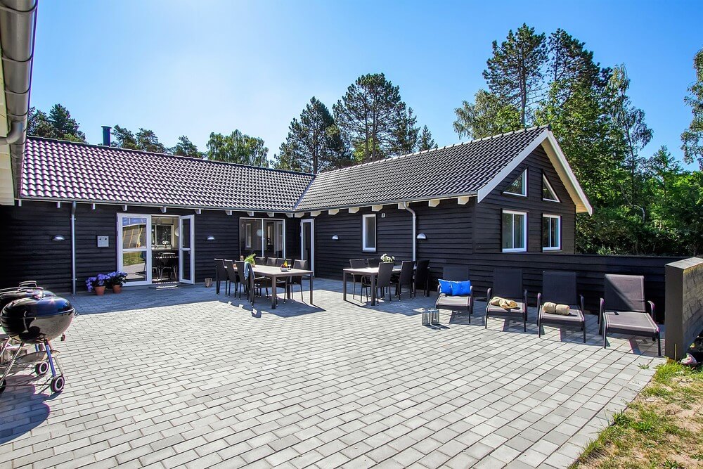 Njut av en grillkväll på terrassen i lyxstuga nr 410 i Nordsjälland