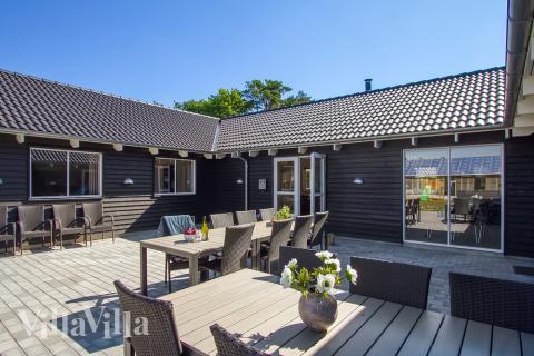 På terrassen i sommarhus nr 410 finns det plats för upp till 20 gäster.