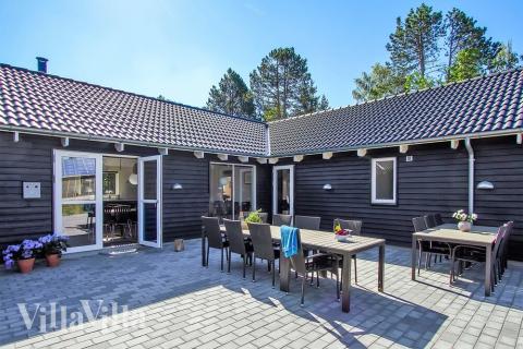 Lyxstuga nr 410 har en härlig terrass med sköna trädgårdsmöbler för 20 personer.