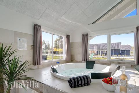 Njut av spabadets värme i lyxstuga nr 410 i Nordsjälland