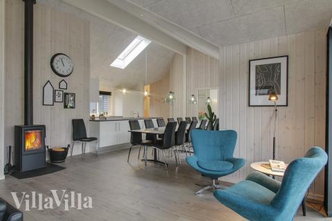 Det stora ljusa vardagsrummet i lyxstuga nr 409 för 18.