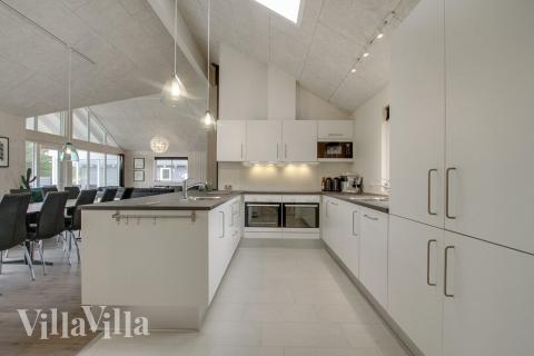 Köket i lyxstuga nr 409 är utrustat så att ni kan laga mat till 18 personer.