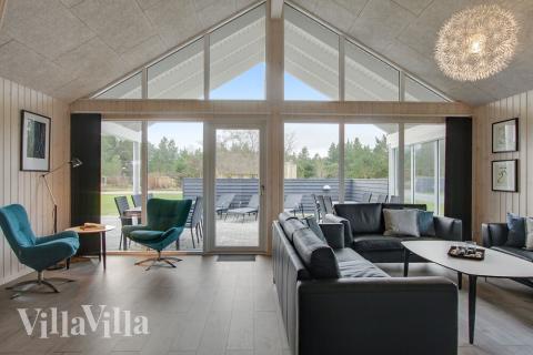 Vardagsrummet i lyxstuga nr. 409 har plats för 18 personer.