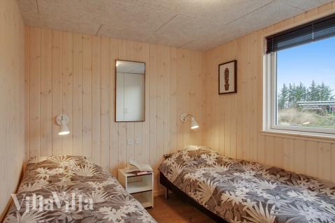 Ett av de 7 utmärkta sovrummen i lyxstuga nr 409 i Vestjylland.