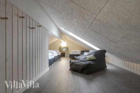 Några av de 18 sovplatserna finns på loftet i lyxstuga nr 409