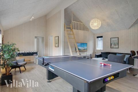 Aktivitetsrum i lyxstuga nr 409 med 7 sovrum och plats för 18 personer.