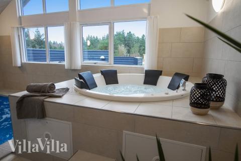 Njut av spabadets värme i lyxstuga nr 409 i Vestjylland