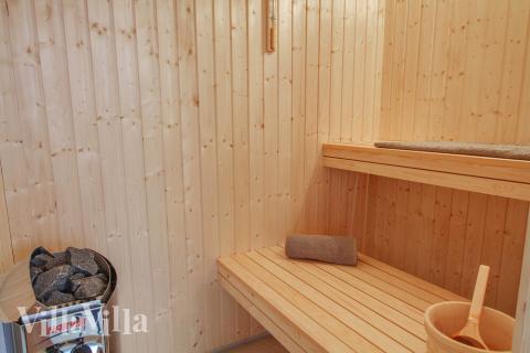 Njut av bastuvärmen i lyxstuga nr 409 för 18 personer