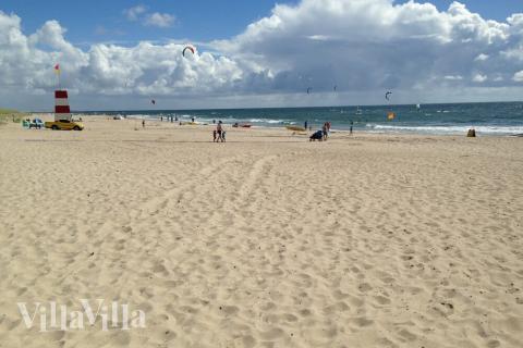 Stranden i närheten av lyxhus 409.