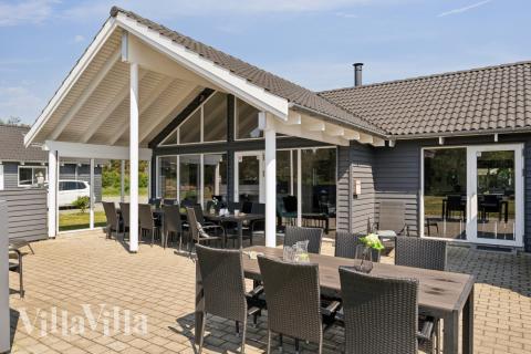 Lyxstuga nr 409 har en härlig terrass med sköna trädgårdsmöbler för 18 personer.