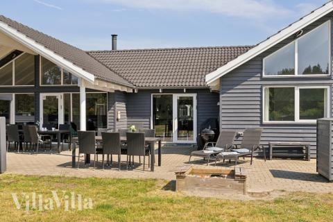 Till den trevliga sommarstugan nr 409 i Vestjylland erbjuds en mängd utomhusaktiviteter, t.ex. lektorn och gungor