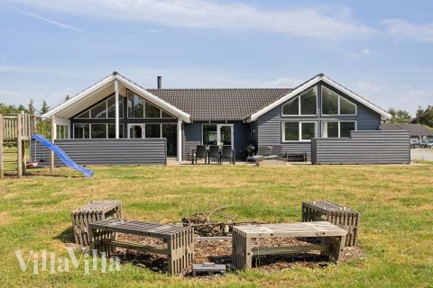 Den praktfulla poolstugan nr 409 med plats för 18 personer ligger i Vestjylland