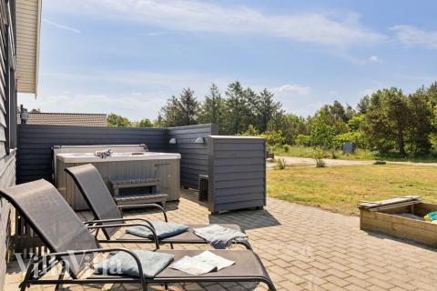 På terrassen i sommarhus nr 409 finns det plats för upp till 18 gäster.