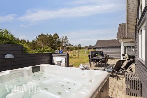 Lyxstuga nr 409 erbjuder bland annat ett härligt spabad