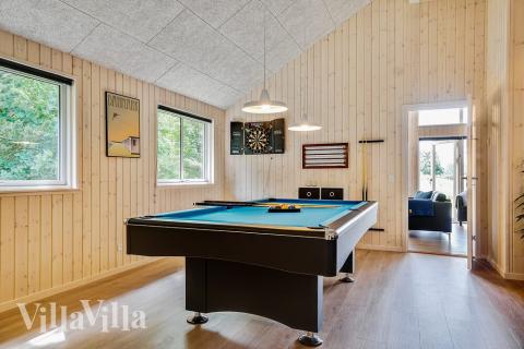 Förutom de många timmar som du kan tillbringa i stugans poolavdelning erbjuder lyxstuga 416 även biljard, bordtennis och dart