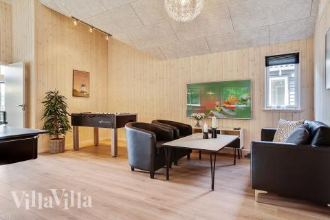 Lyxstuga 416 för 16 personer har ett stort aktivitetsrum med bl.a. biljard och dart