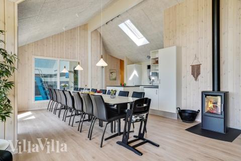 Vardagsrummet i lyxstuga nr. 416 har plats för 16 personer.