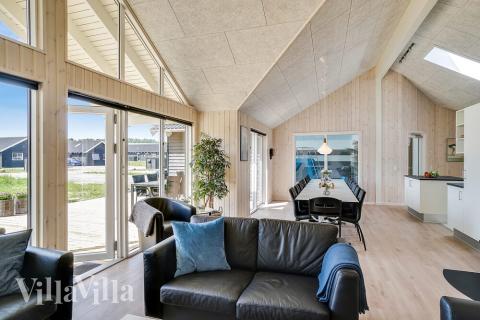 Det stora ljusa vardagsrummet i lyxstuga nr 416 för 16.