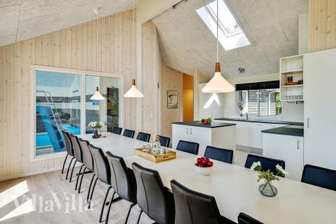 Ni kan sitta 16 personer tillsammans i vardagsrummet när ni besöker lyxhus nr 416 i Nordsjälland.