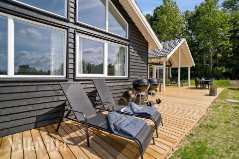 Lyxstuga nr 416 har en härlig terrass med sköna trädgårdsmöbler för 16 personer.