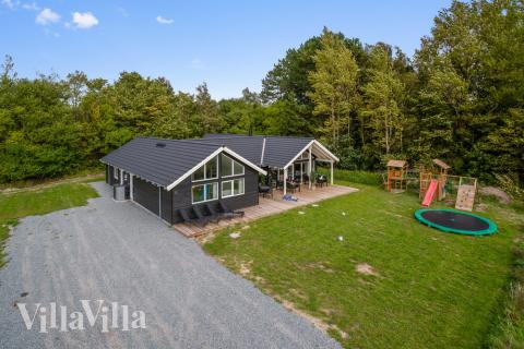 Till den trevliga sommarstugan nr 416 i Nordsjälland erbjuds en mängd utomhusaktiviteter, t.ex. lektorn och gungor