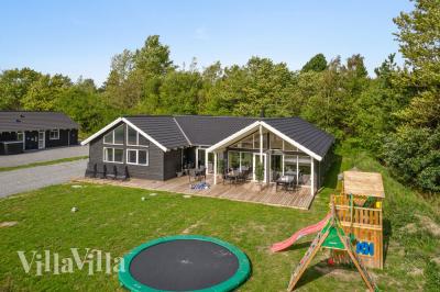Den praktfulla poolstugan nr 416 med plats för 16 personer ligger i Nordsjälland